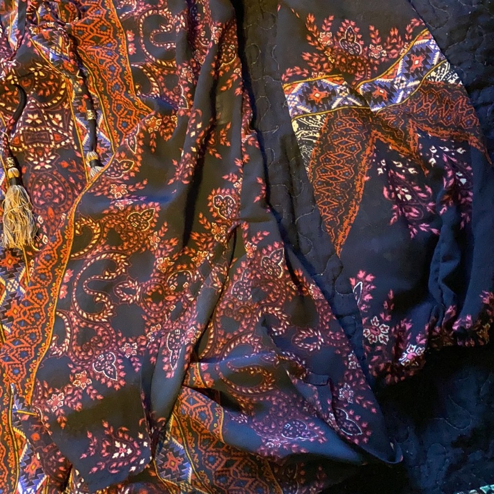 cute patterned blouse - Picture 3 of 4